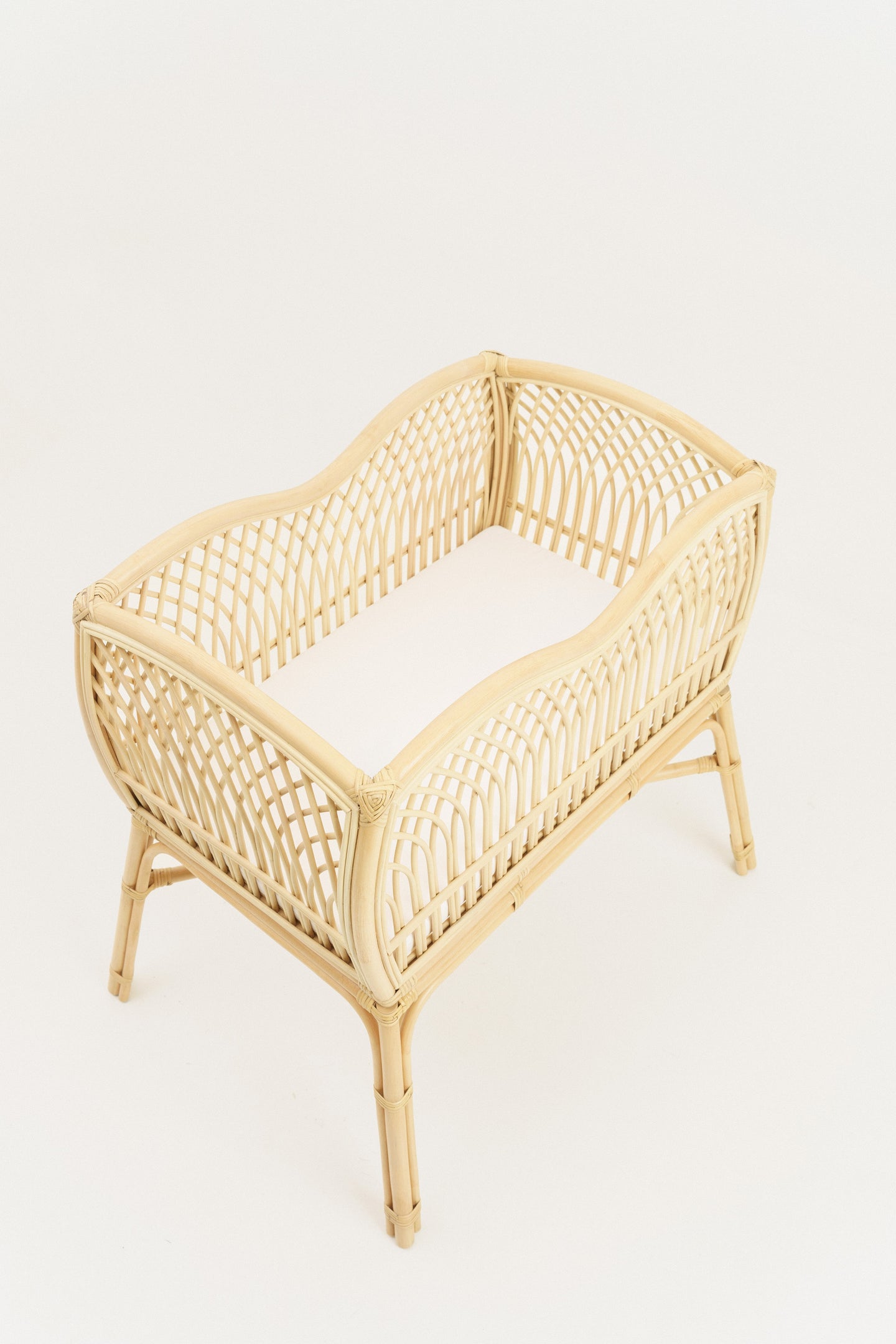 Rattan newborn bedside bassinet